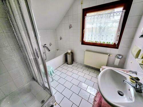 Badezimmer mit Wanne und Dusche DG - 