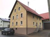 Wohnhaus mit großer Hoffläche - Wohnhaus mit Nebengebäuden und Garten in Berolzheim