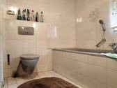 EG_Badezimmer mit Wanne und WC - 
