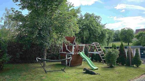 Spielplatz - 8 Zimmer Mehrfamilienhaus, Wohnhaus in Klettgau