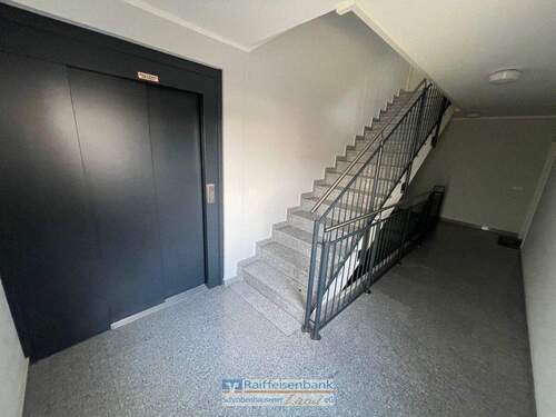 Treppenhaus und Aufzug - 