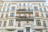 Altbaufassade - Großes 38 m² Altbauzimmer mit Dielen. Wohnen, Schlafen & Homeoffice alles inklusive