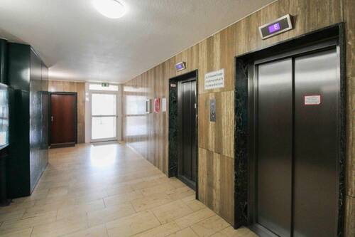 Haupteingang - Aufzüge - 