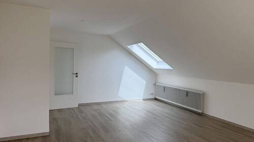 Wohn- Essbereich - Modernisierte Dachgeschosswohnung im ruhigen 3-Parteien-Haus in Gablingen
