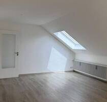 Modernisierte Dachgeschosswohnung im ruhigen 3-Parteien-Haus in Gablingen