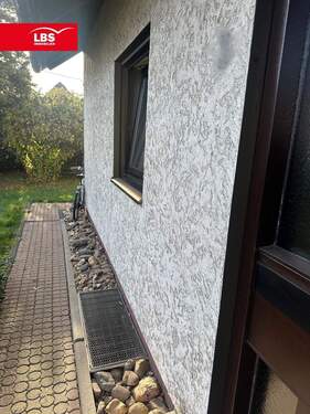 Weg geschützt um das Haus - 