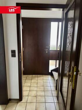 Haustür und Aufgang zur Wohnung - 5 Zimmer Einfamilienhaus in Leverkusen