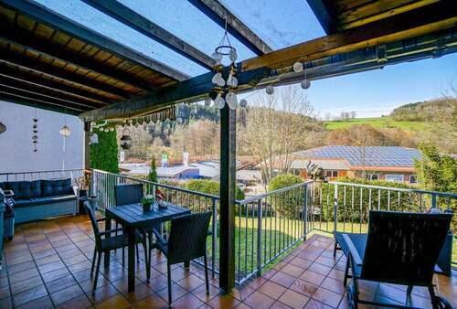 Überdachter Westbalkon - 6 Zimmer Mehrfamilienhaus, Wohnhaus in Wald-Michelbach / Aschbach