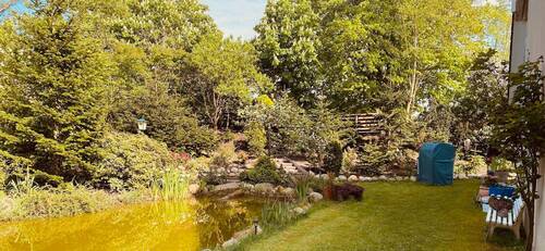 Garten und Teich vor der Betreiberwohnung - 