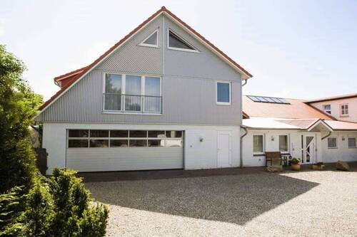 Innenhof und große Garage - 