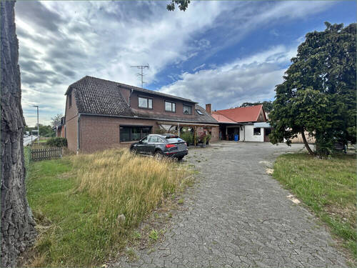 Auffahrt - 9 Zimmer Mehrfamilienhaus, Wohnhaus in Müden (Aller) / Flettmar