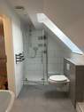 Bad mit Dusche und WC - 