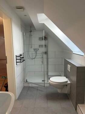 Bad mit Dusche und WC - 