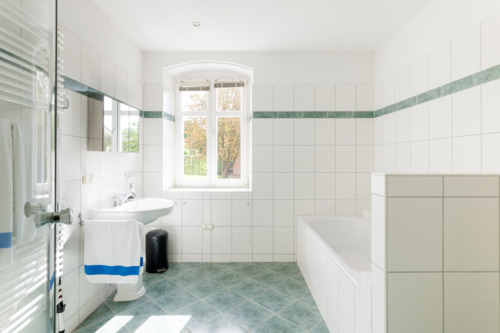 Bad mit Wanne und Dusche - 