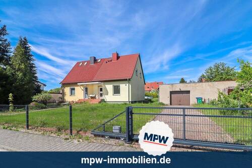 Hausansicht - Modernisierte Doppelhaushälfte: mit Pool, Wintergarten & großem Garten