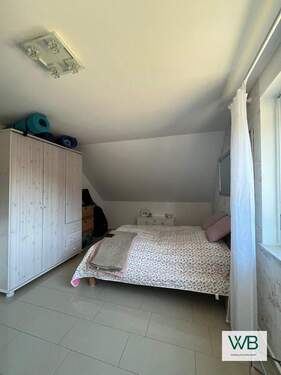 Schlafzimmer Einliegerwohnung rechts - Energieeffizientes hochwertiges 3-Familienhaus in Neudorf-Platendorf