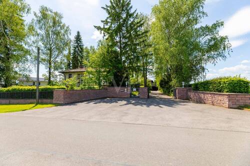 Eingangs- und Zufahrtsbereich des Anwesens - 