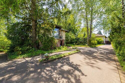 Zufahrt zum Wohnhaus und zur benachbarten Villa - 