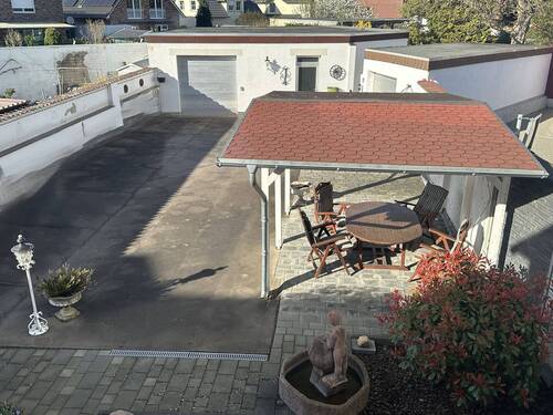 Blick auf Hof und Garagen - 