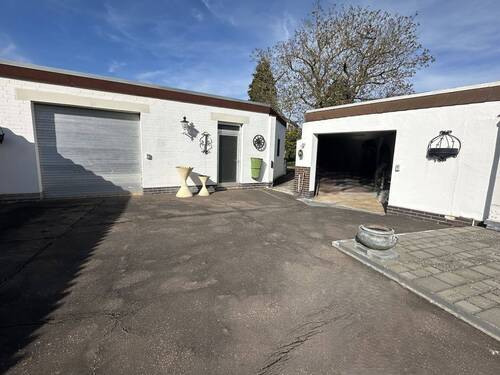 Hoffläche mit Werkstatt - 