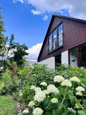 Rückansicht - Einfamilienhaus mit Einliegerwohnung in gehobener Ausstattung mit Garage und Carport in Garbsen-Mitte