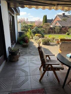 Terrasse mit Blick in den Garten - 