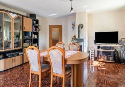 Wohnzimmerblick, weitere Fotos im Exposé - 6 Zimmer Bungalow in Berlin