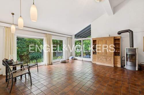 Lichtdurchflutetes Wohnzimmer - 