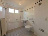 Badezimmer mit Fenster, Wanne und Waschmaschinenanschluss - 