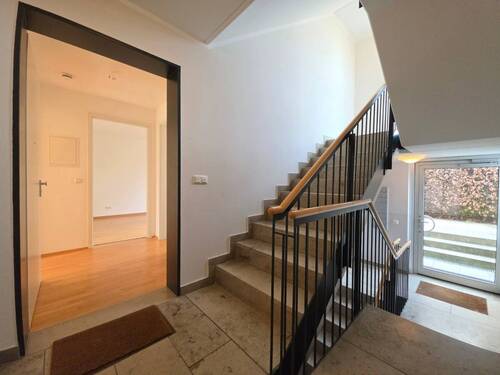 Treppenhaus und Wohnungseingang - 