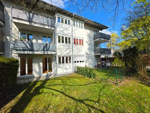 Gartenanteil und Hausansicht - 2-Zimmer-Gartenwohnung in bester Wohnlage Lage in Ottobrunn