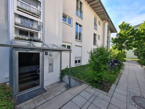 Moderne Eingangstür des Wohnhauses - 