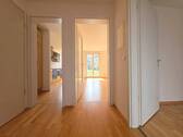 Flur mit Zugang zu allen Räumen - 2 Zimmer Etagenwohnung in Ottobrunn