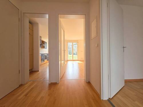 Flur mit Zugang zu allen Räumen - 2 Zimmer Etagenwohnung in Ottobrunn