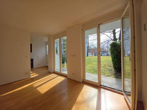 Wohnzimmer mit Zugang zur Terrasse - 