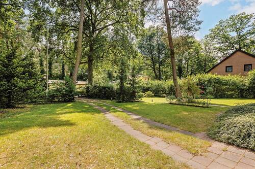 Zufahrt zur Garage und Gartenansicht - 4 Zimmer Bungalow in Berlin