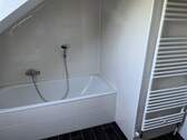 Bad mit Badewanne im 2. OG - 