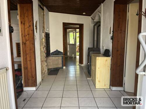 Flur - 9 Zimmer Mehrfamilienhaus, Wohnhaus in Buttenwiesen