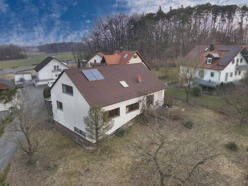Hausansicht - 6 Zimmer Mehrfamilienhaus, Wohnhaus zum Kaufen in Hallerndorf