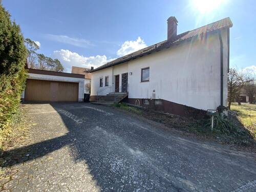Einfahrt mit Doppelgarage - Mehrfamilienhaus, Wohnhaus mit 186,00 m&sup2; in Hallerndorf zum Kaufen