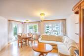 Wohnzimmer - 7 Zimmer Mehrfamilienhaus, Wohnhaus zum Kaufen in Tamm
