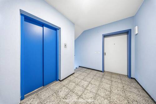 Aufzug und Hausflur - 