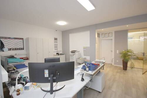 1 - Attraktive Gewerbe-Bürofläche mit großer Schaufensterfront in Sandweier