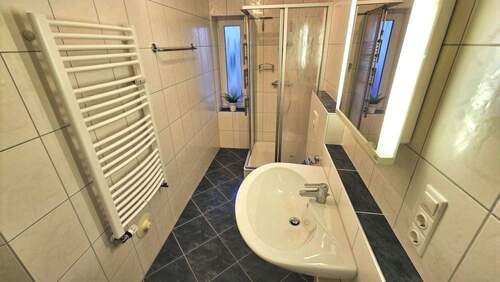 Badezimmer mit Fenster - 