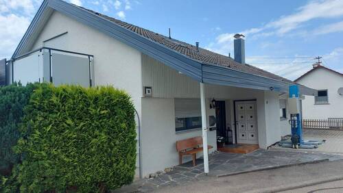 Ansicht von der Straße - Einfamilien-Haus mit viel Wohnfläche + 3 Garagen in Aussichtslage