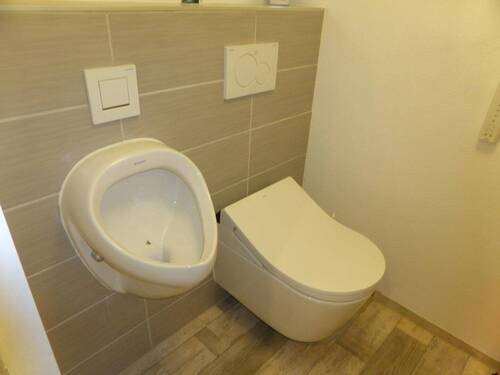 Sep. Toilette im Untergeschoss - 