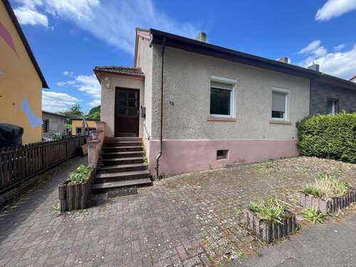 Hausfront - 5 Zimmer Mehrfamilienhaus, Wohnhaus zum Kaufen in Völklingen/ Luisenthal
