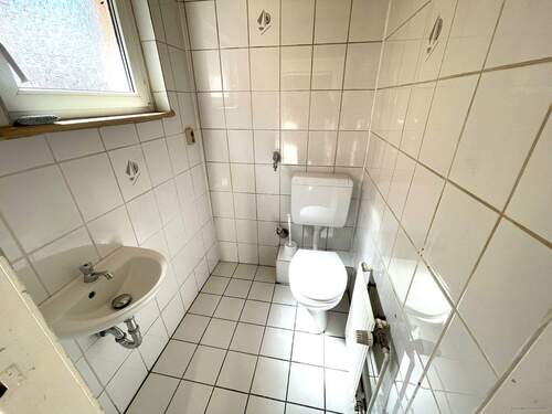 Gäste WC Vorderhaus - 5 Zimmer Mehrfamilienhaus, Wohnhaus in Völklingen/ Luisenthal