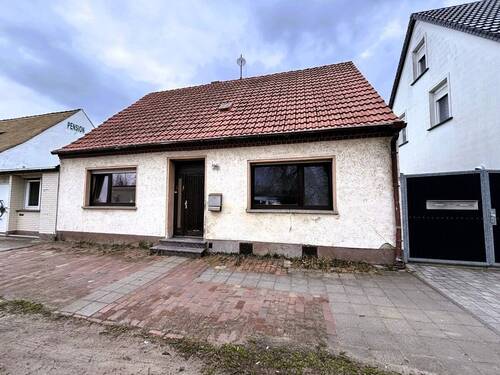 Wohnhaus mit Potenzial - 4 Zimmer Mehrfamilienhaus, Wohnhaus zum Kaufen in Coswig