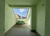 Dachterrasse - Unrenovierte Dachgeschosswohnung mit 5 Zimmern und Terrasse